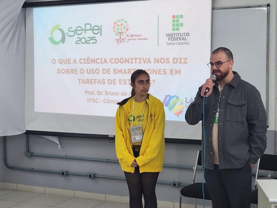 Professor Bruno de Azevedo durante a palestra sobre multitarefa
