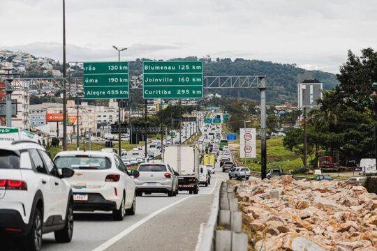 Pedras e iluminação na marginal da Via Expressa