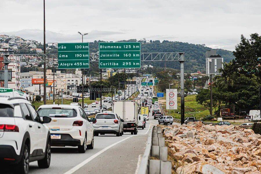 Pedras e iluminação na marginal da Via Expressa