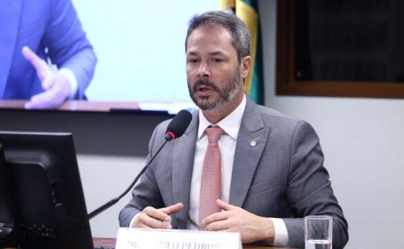 Placas de sinalização em vias urbanas