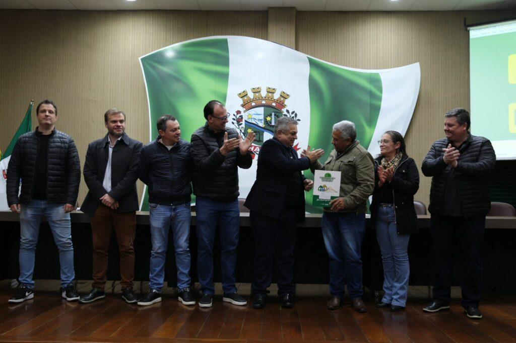 Imagem ilustrativa da entrega dos Registros de Matrícula de Imóveis Regularizados pela Prefeitura de Chapecó