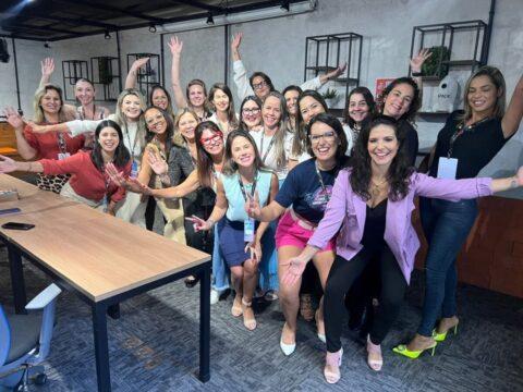Mulher empreendedora sendo premiada
