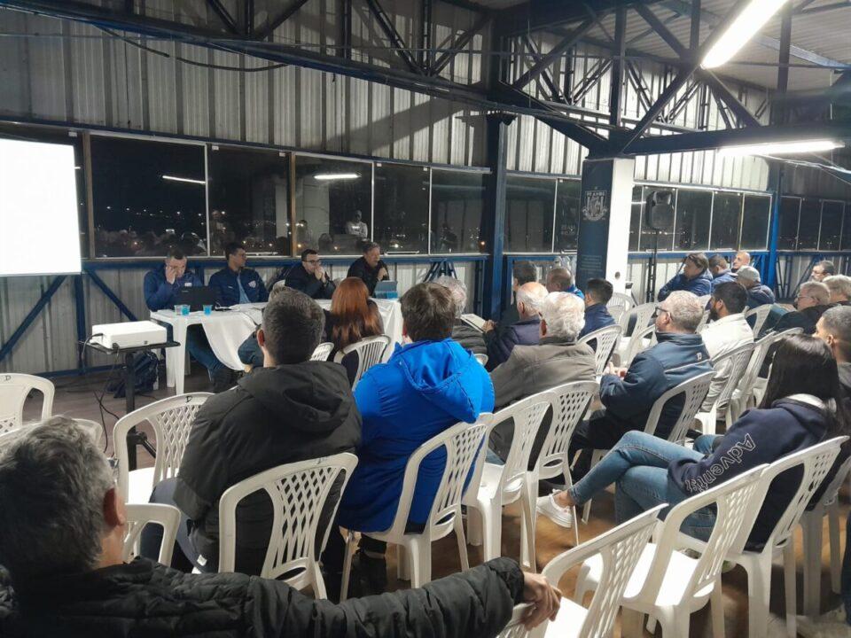 Presidente Júlio César Heerdt discutindo situação financeira do Avaí Futebol Clube