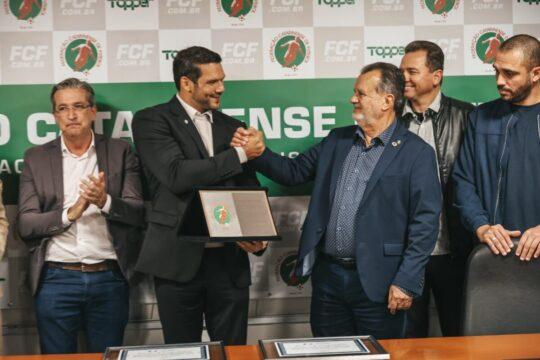 Presidente Samir Xaud é recebido com honras na sede da FCF em Balneário Camboriú