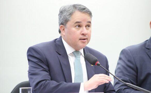 Senador Efraim Filho votando na Comissão Mista de Orçamento