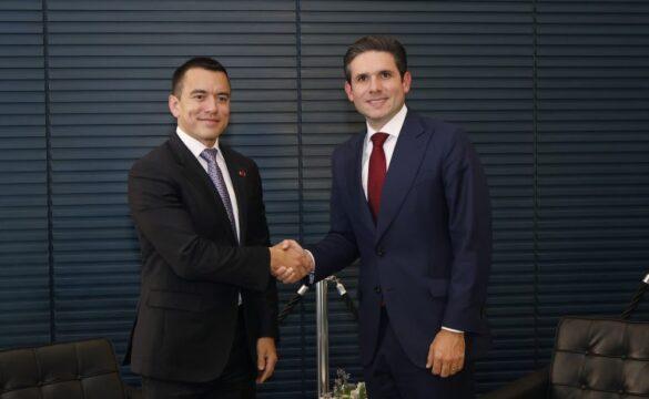Foto dos presidentes do Brasil e Equador em reunião oficial