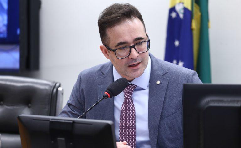 Presos trabalhando em abrigo de proteção animal