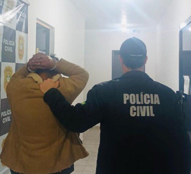 Homem sendo preso pela Polícia Civil