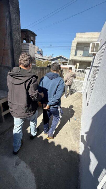 Suspeito sendo preso pela Polícia Civil