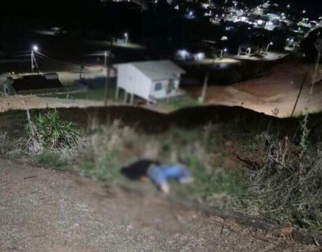 Casal sendo preso pela Polícia Civil