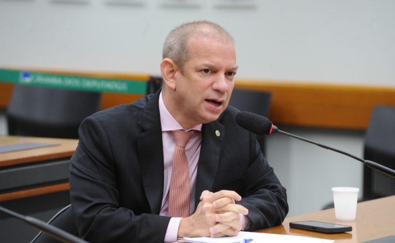 Imagem representativa de idoso em prisão domiciliar