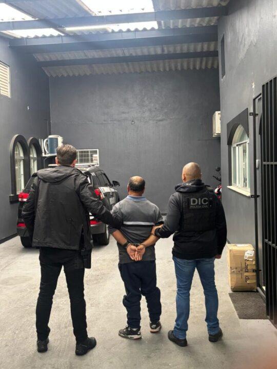 Homem sendo preso pela Polícia Civil de Lages