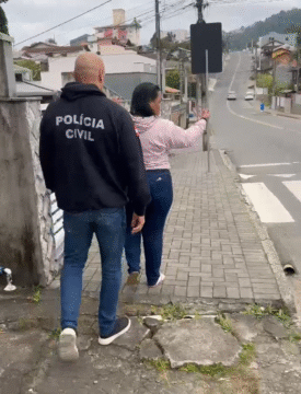 Mulher suspeita de tráfico de drogas sendo presa
