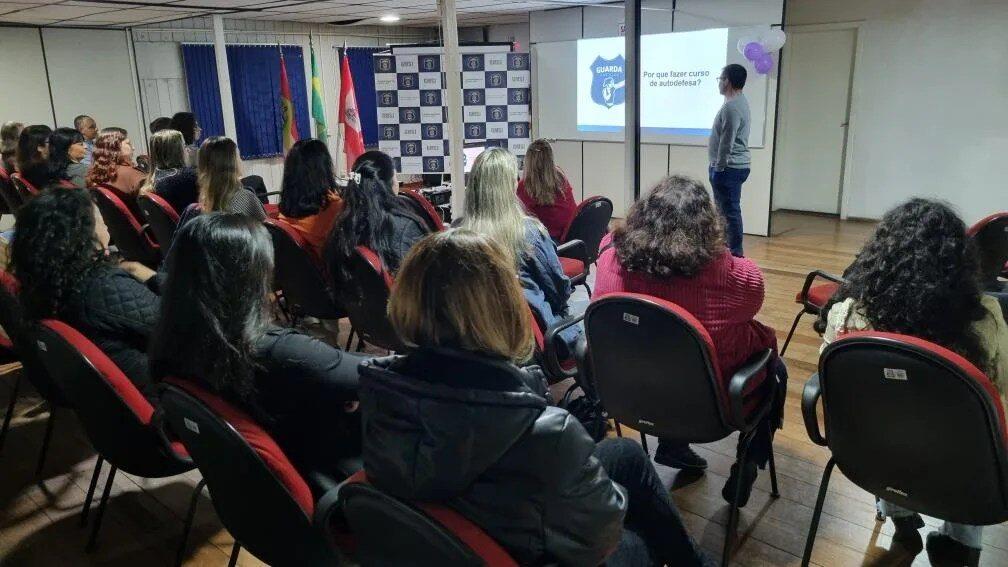 Mulher participando de aula de defesa pessoal no projeto Guarda Por Elas em São José