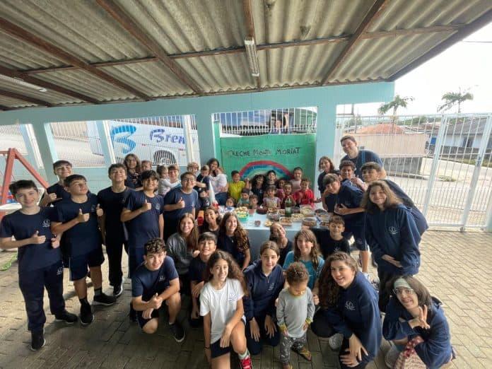 Estudantes participando do projeto Mãos Solidárias
