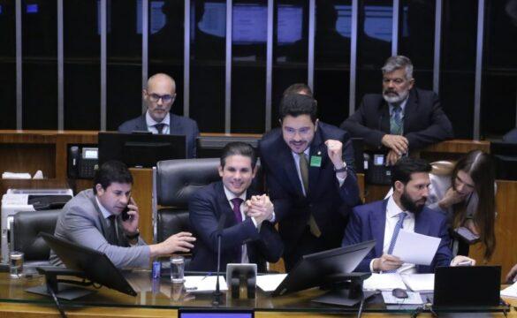 Ilustração sobre controle parental e privacidade infantil