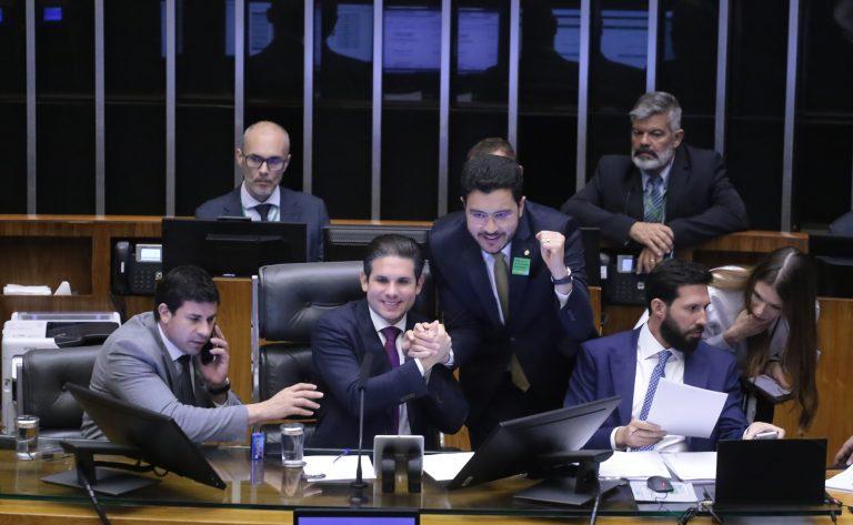 Ilustração sobre controle parental e privacidade infantil