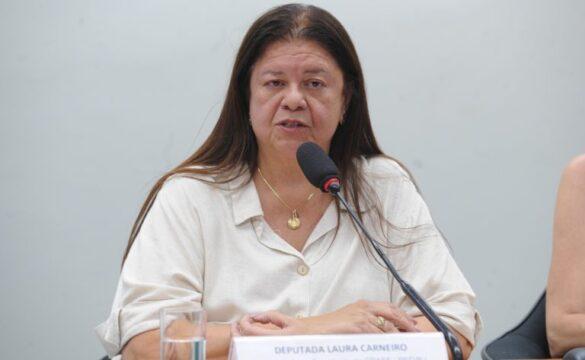 Mulher vítima de violência doméstica recebendo alimentos