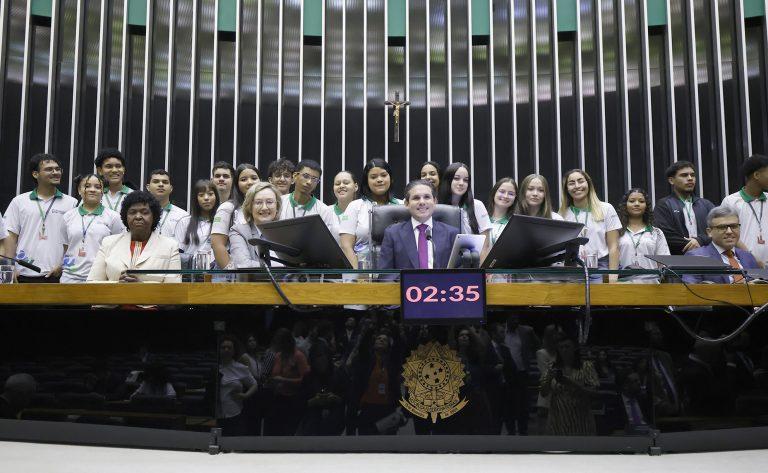 Imagem representativa do debate sobre o PL 2628/22