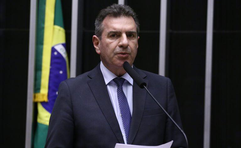 Motorista auxiliando passageira com necessidades especiais
