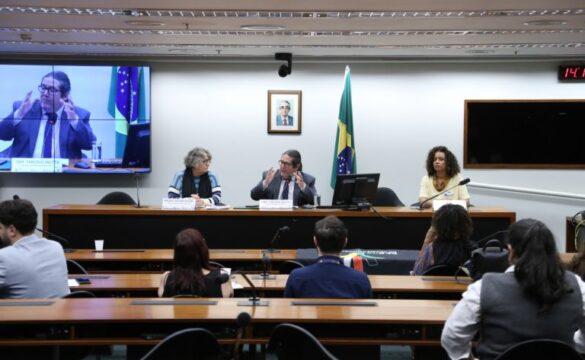 Profissionais em ambiente escolar