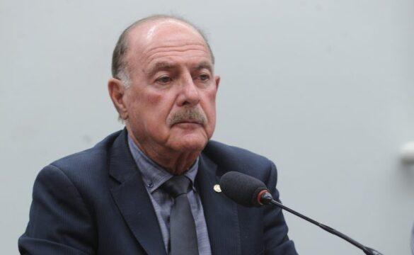 Médico psiquiatra avaliando laudo criminológico