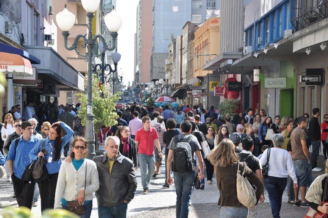 Descontos de até 50% em mais de 100 lojas