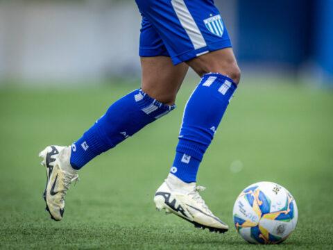 Jovens jogadores de futebol em ação