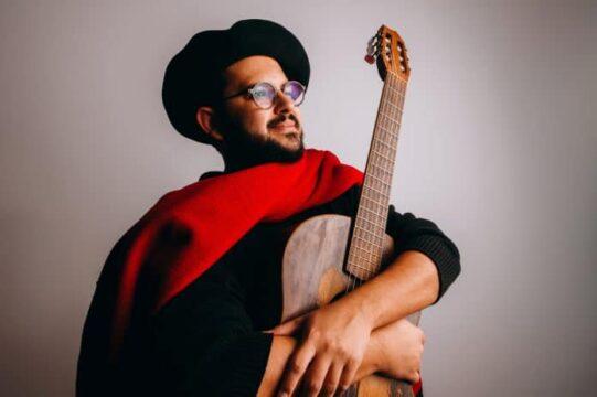 Rafael Puerta cantor voz e violão