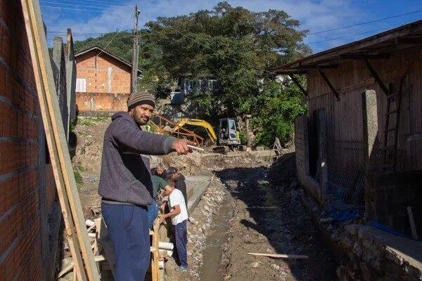 Imagem das obras de recuperação do córrego na Rua Sabiá em São José