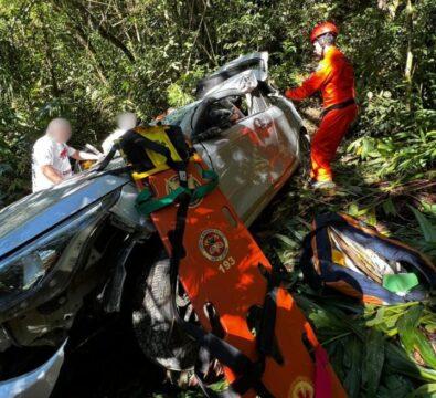 Bombeiros atendendo mãe e filha em acidente na ribanceira