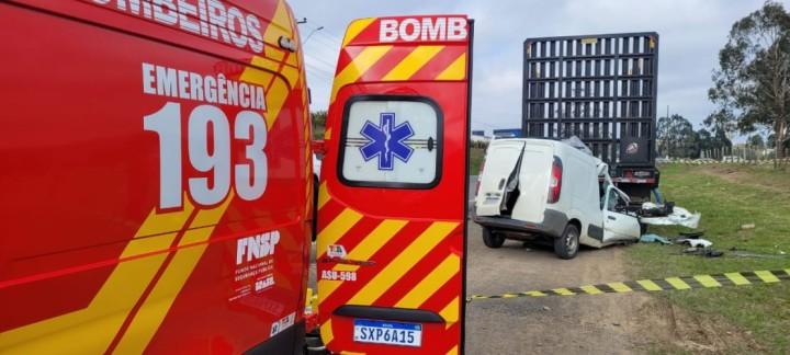 Bombeiros resgatam motorista preso em acidente