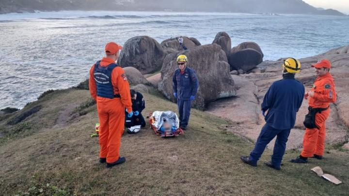 Turista sendo resgatada por equipe do CBMSC