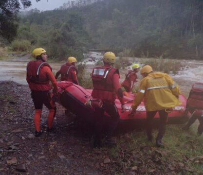 Equipes de resgate do Corpo de Bombeiros Militar de Santa Catarina em operação de resgate em Orleans