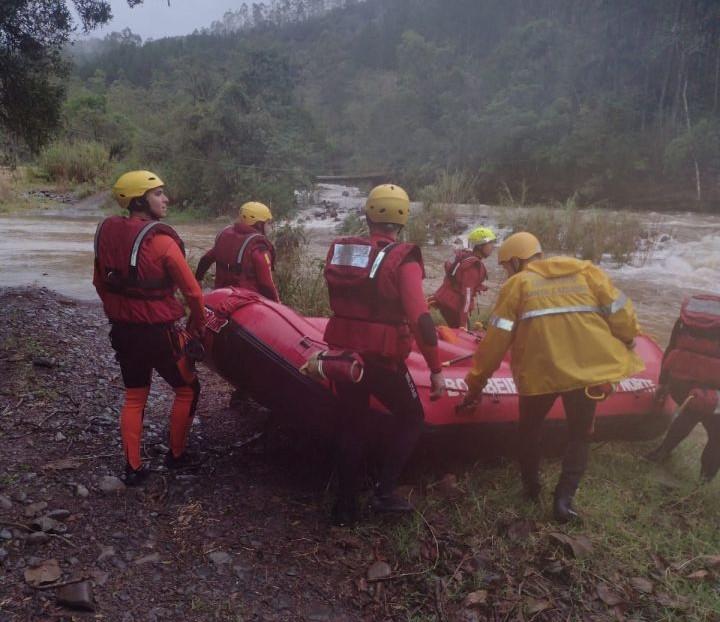 Equipes de resgate do Corpo de Bombeiros Militar de Santa Catarina em operação de resgate em Orleans