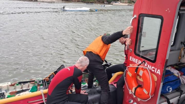 Homem sendo resgatado por equipe do Corpo de Bombeiros em Floripa