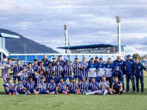 Jogadores comemorando vitória