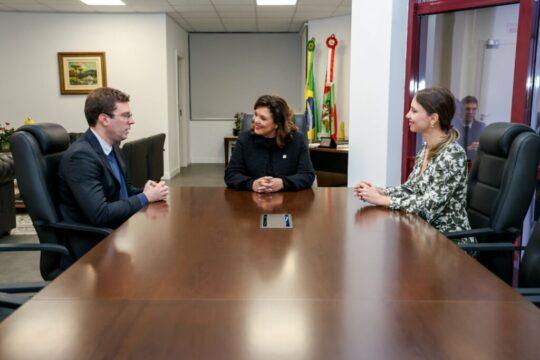 Defensoria Pública e Governo de SC reunidos para discutir políticas de proteção às mulheres
