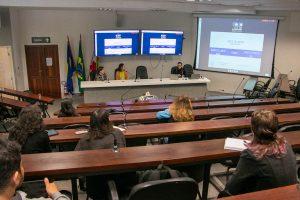 Estudante de pós-graduação participando de discussão sobre saúde mental na UFSC