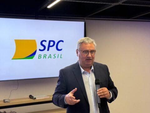 Roque Pellizzaro Junior palestrando sobre gestão de crédito