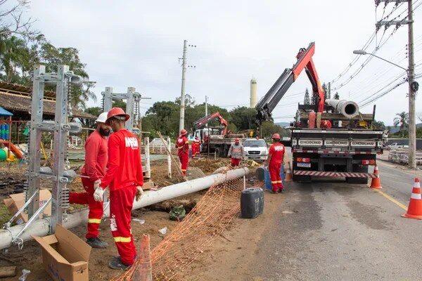 Rotatória em construção com trabalhadores e máquinas