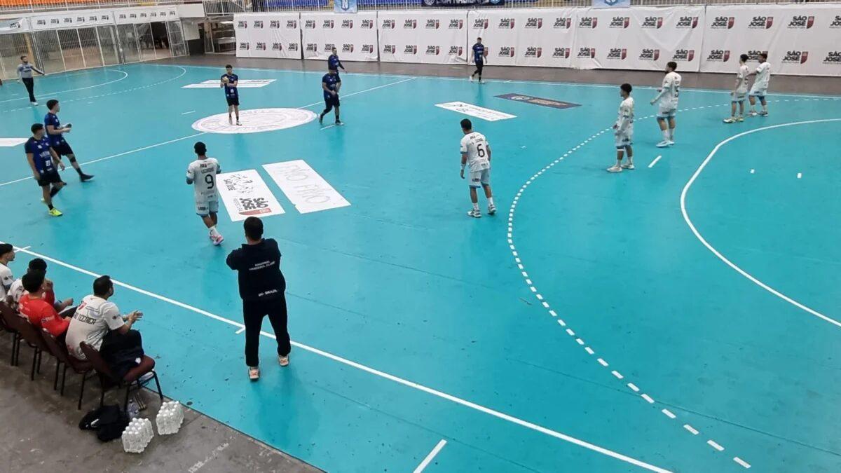 Equipe de São José contra Pinheiros na Liga Nacional de Handebol