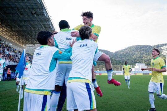 Jogadores da Seleção Brasileira Sub-17 comemorando gol