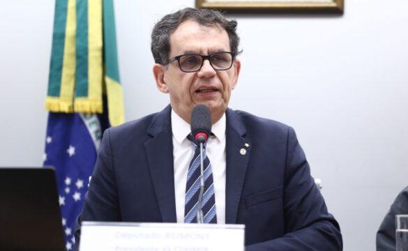 Imagem representativa de servidor público com documento financeiro