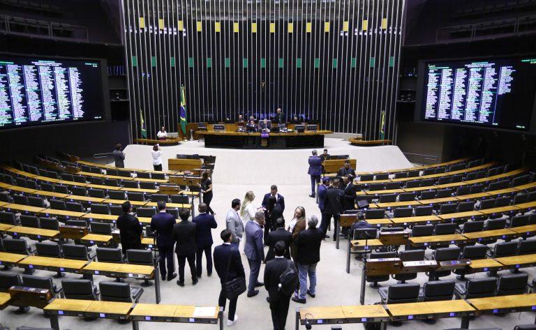 Deputados em sessão no plenário