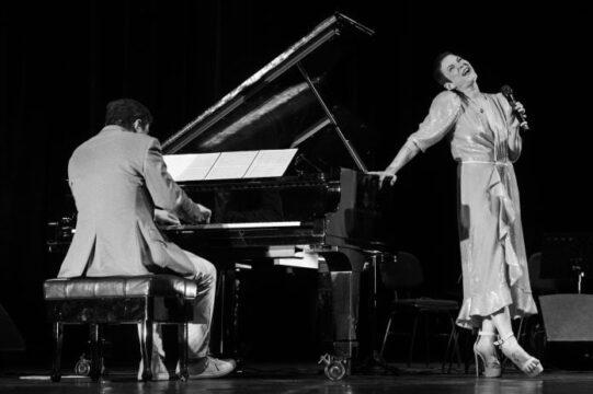 Pianista Luiz Zago e cantora Rê Adegas em performance