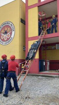 Bombeiros realizando treinamento de resgate em altura