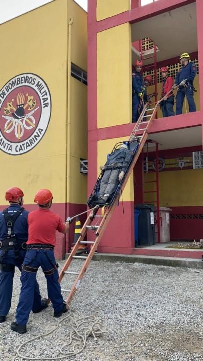 Bombeiros realizando treinamento de resgate em altura