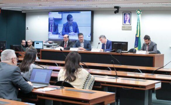 Debatedores discutem a criação do Sistema Nacional de Educação