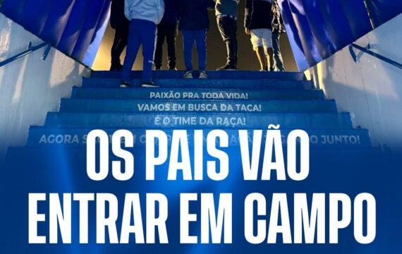 Sócios sorteados entrando em campo com os Pais